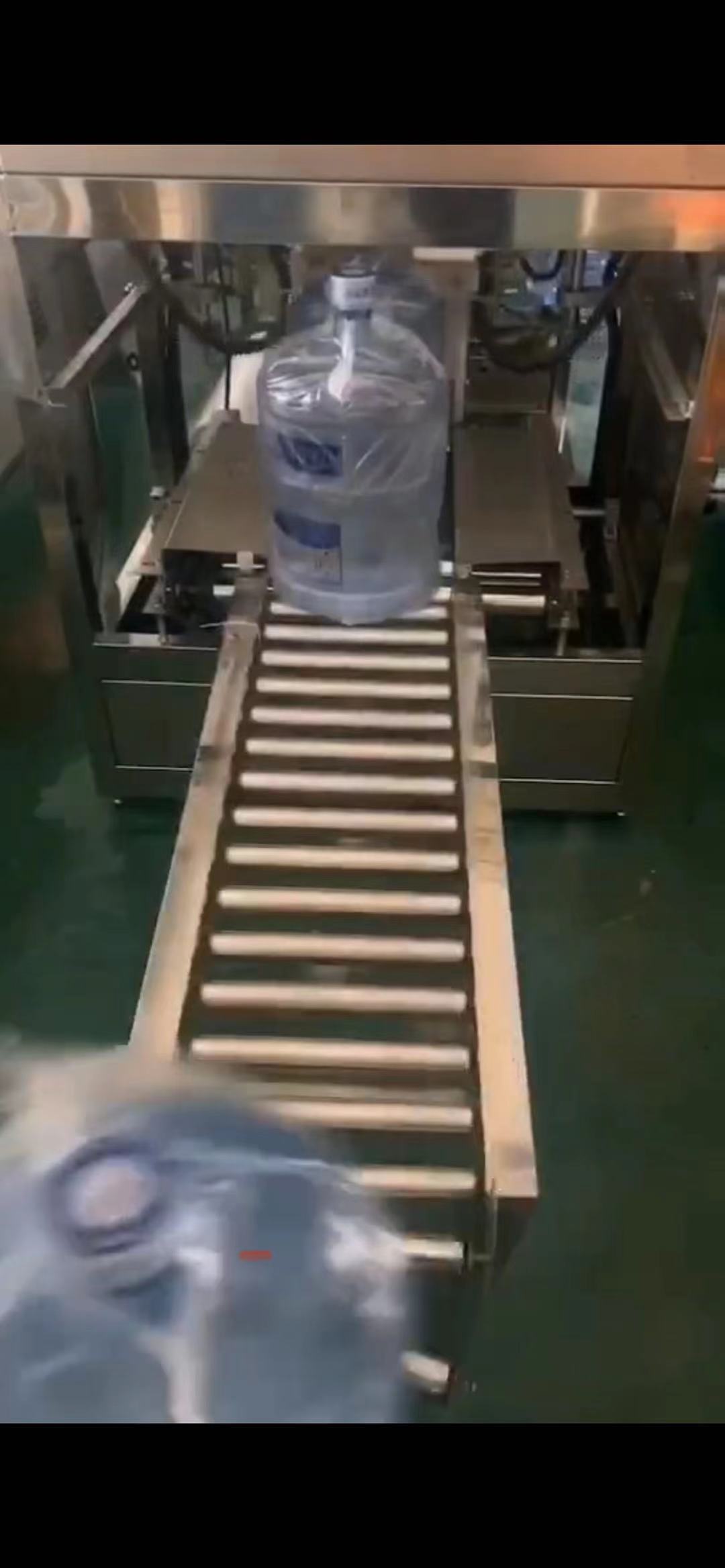 大桶水自动套袋膜机主机架